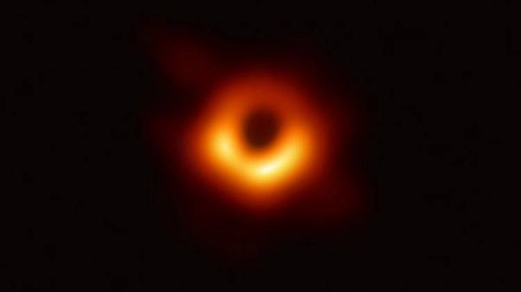 NASA Yıldız Yutan Bir Kara Delik Gözlemledi !